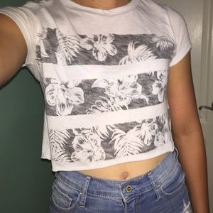 Cropped Aeropostale shirt